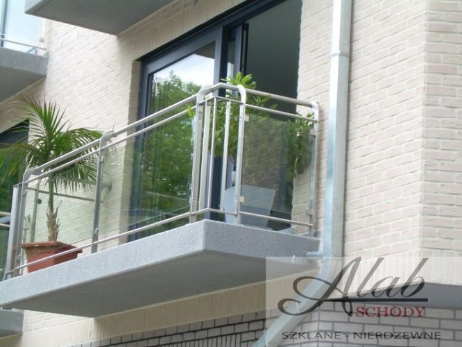 barierka szklana na balkonie